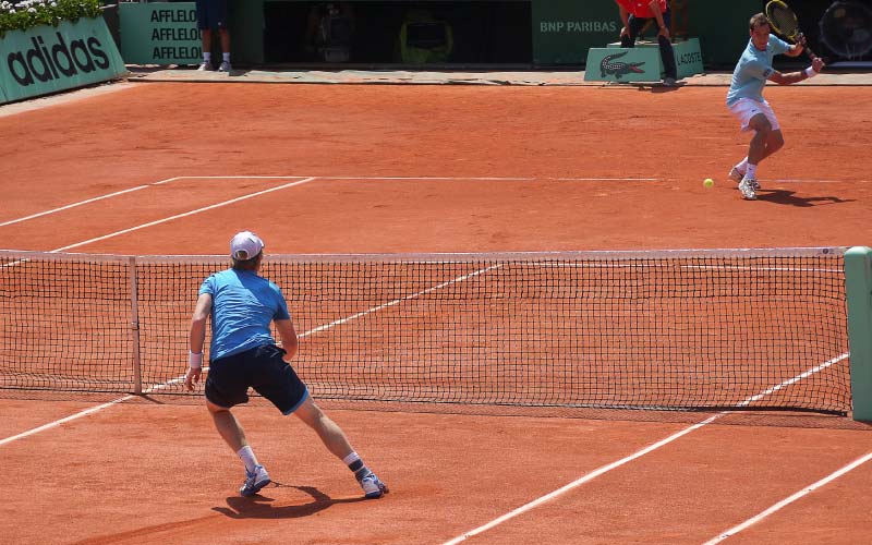 La cancha o pista de tenis es notablemente mayor que la de pickleball